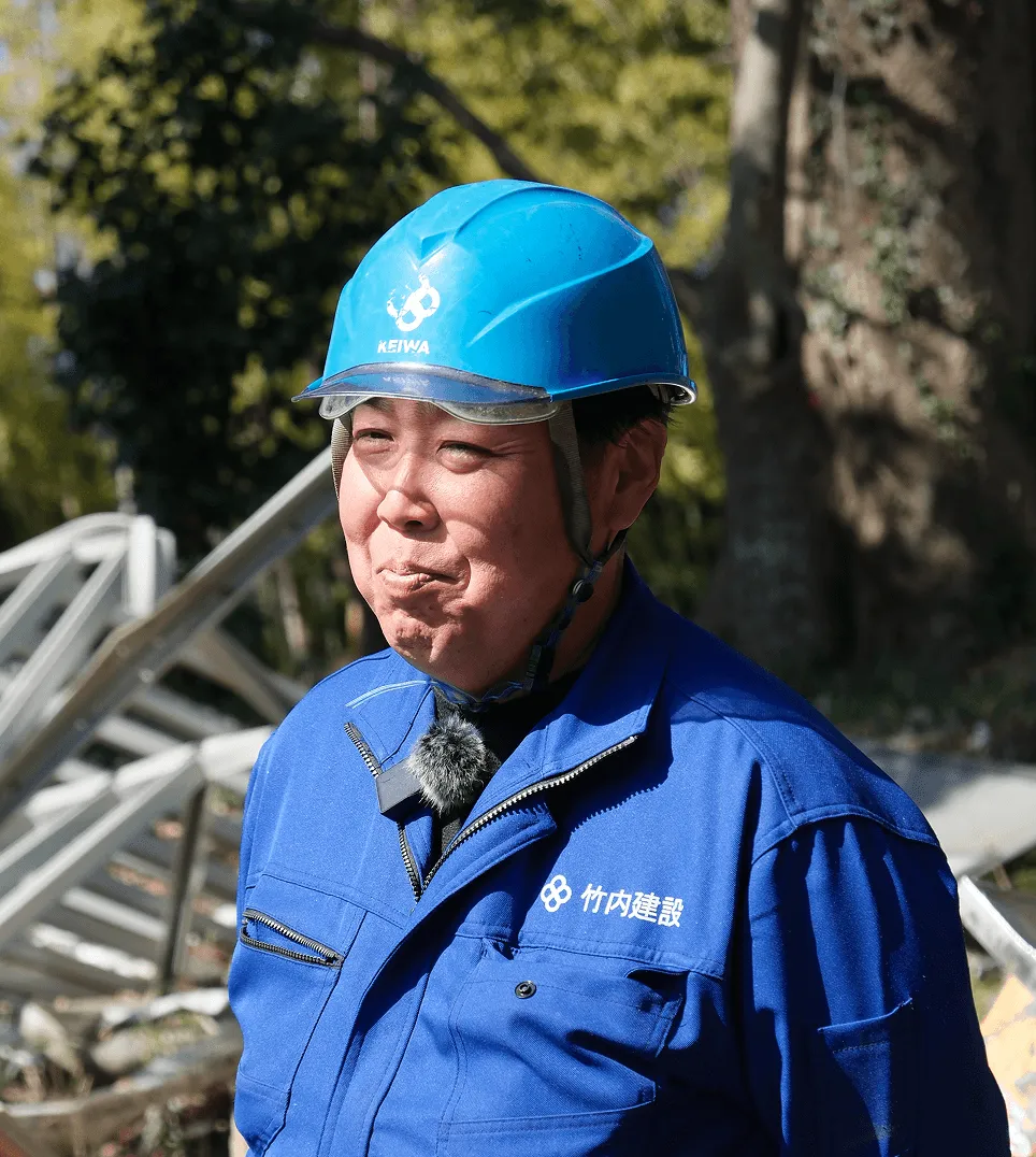 金子部長の写真。水色のヘルメットを被り、青い作業服を身にまとった男性。