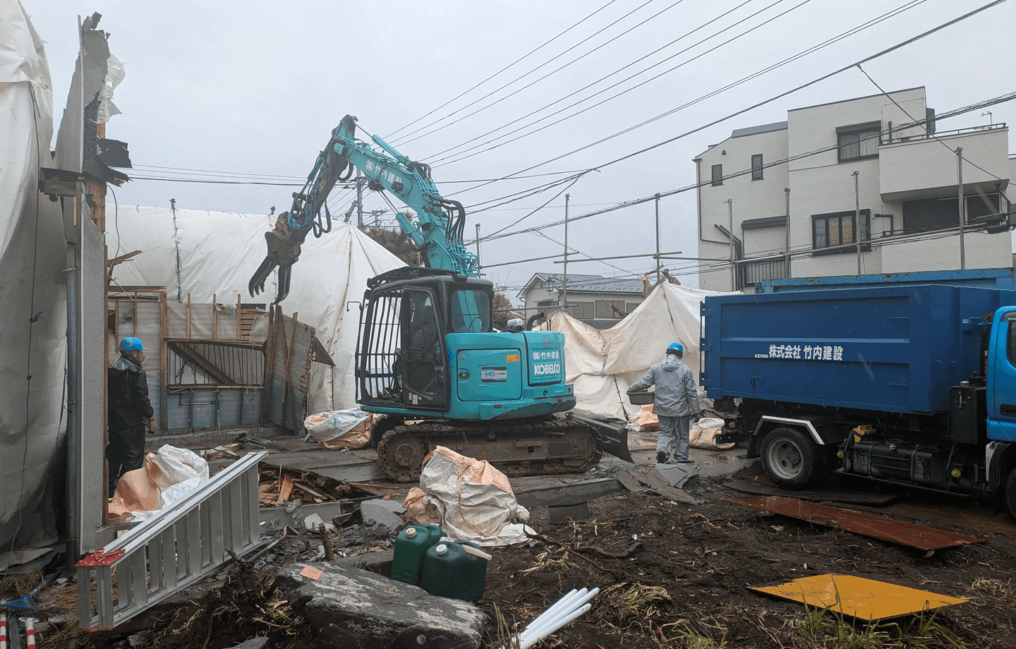 解体現場の写真 重機がまさに建物を解体しているところ