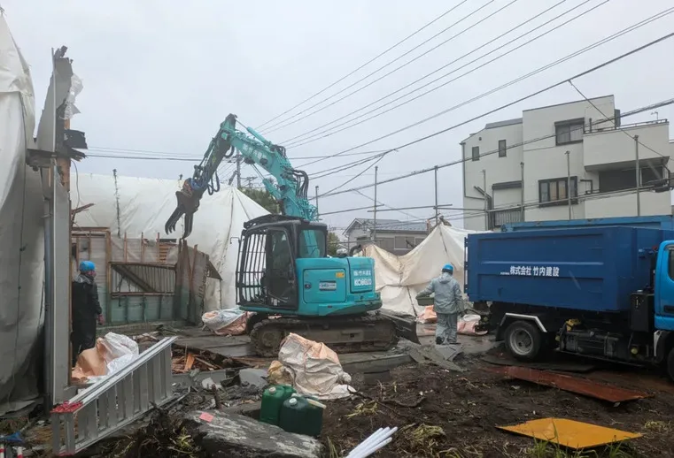 重機で解体を行う様子2