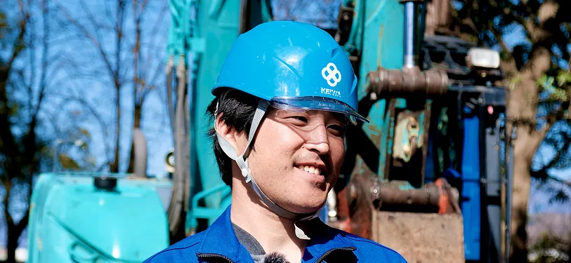 解体班作業員 宮里さんの写真 水色のヘルメットと青い作業着を着用した男性