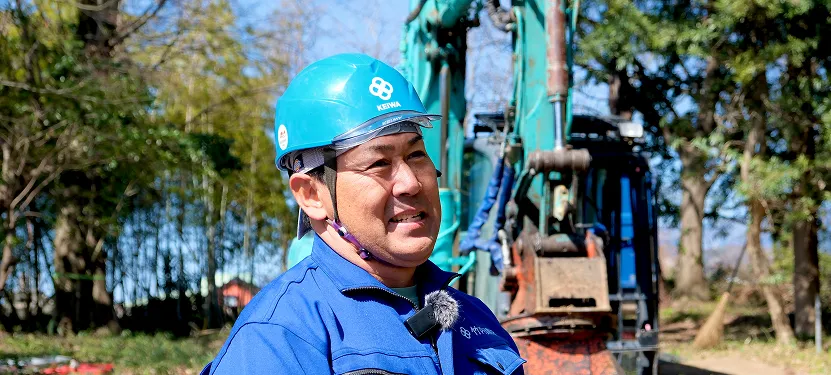 解体班統括担当、取締役 竹内さんの写真 水色のヘルメットと青い作業着を着用した男性