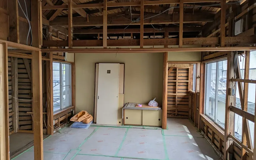 作業中の建物の内装の様子